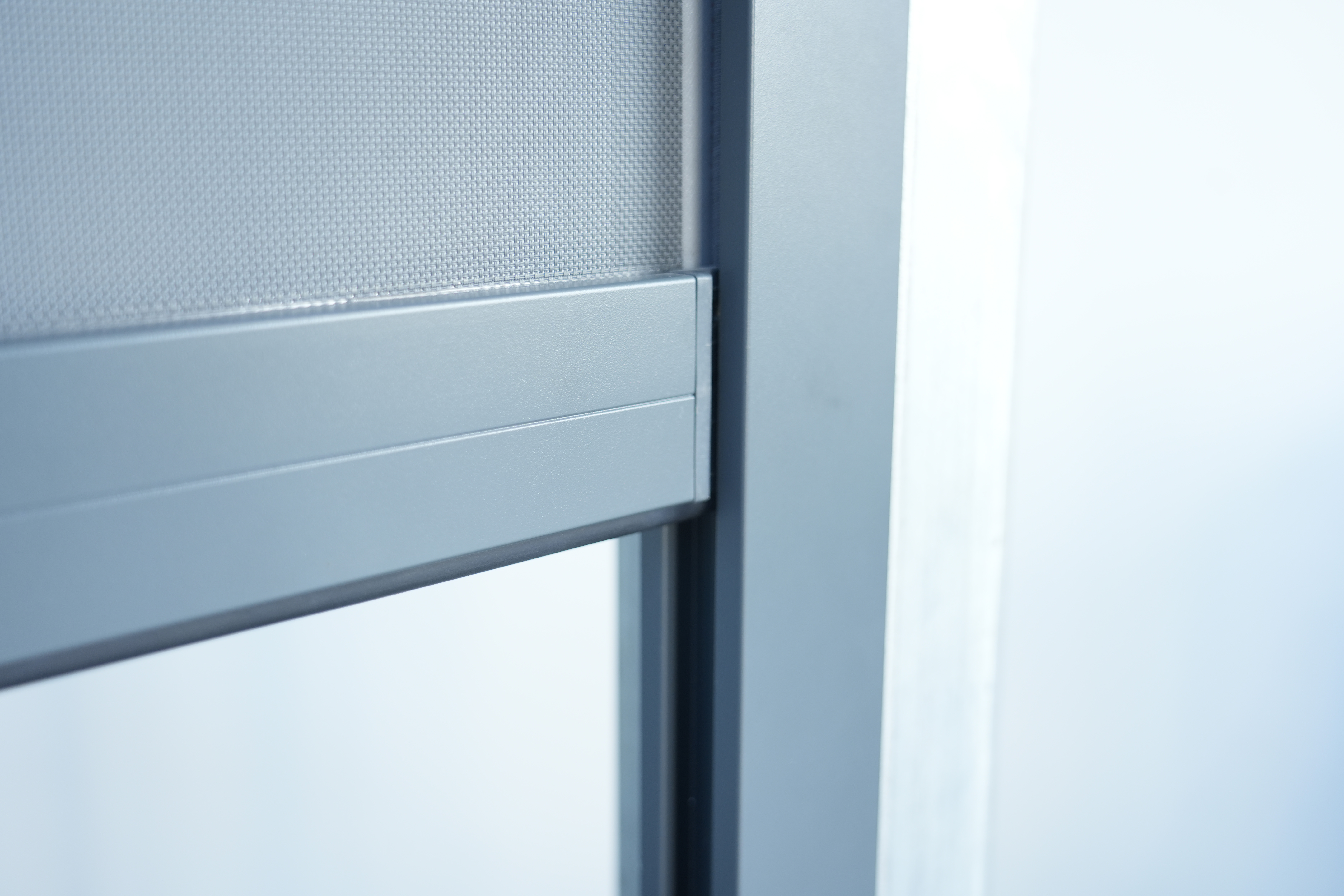 WR120F Solar-Powered Outdoor Zip Screen