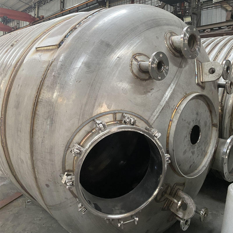 Reactor with customized manhole