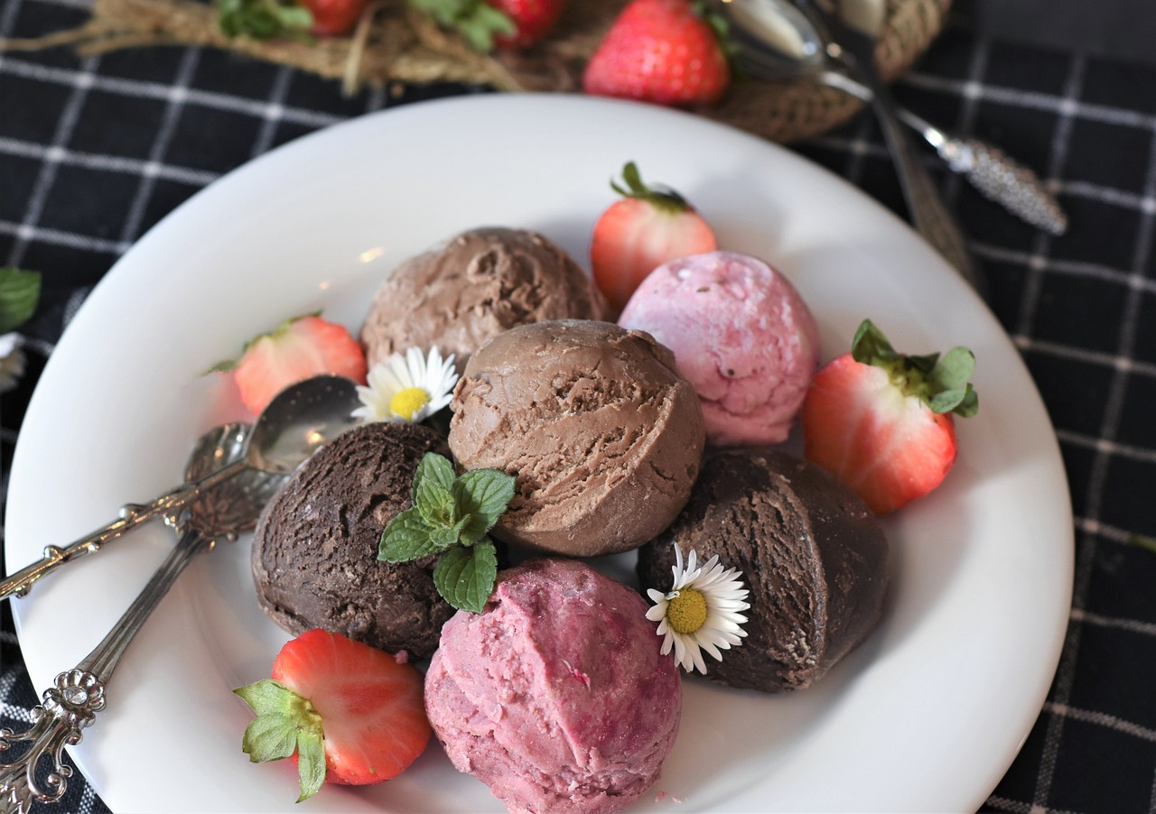 Ice cream scoops formulated with natural white color calcium carbonate powder