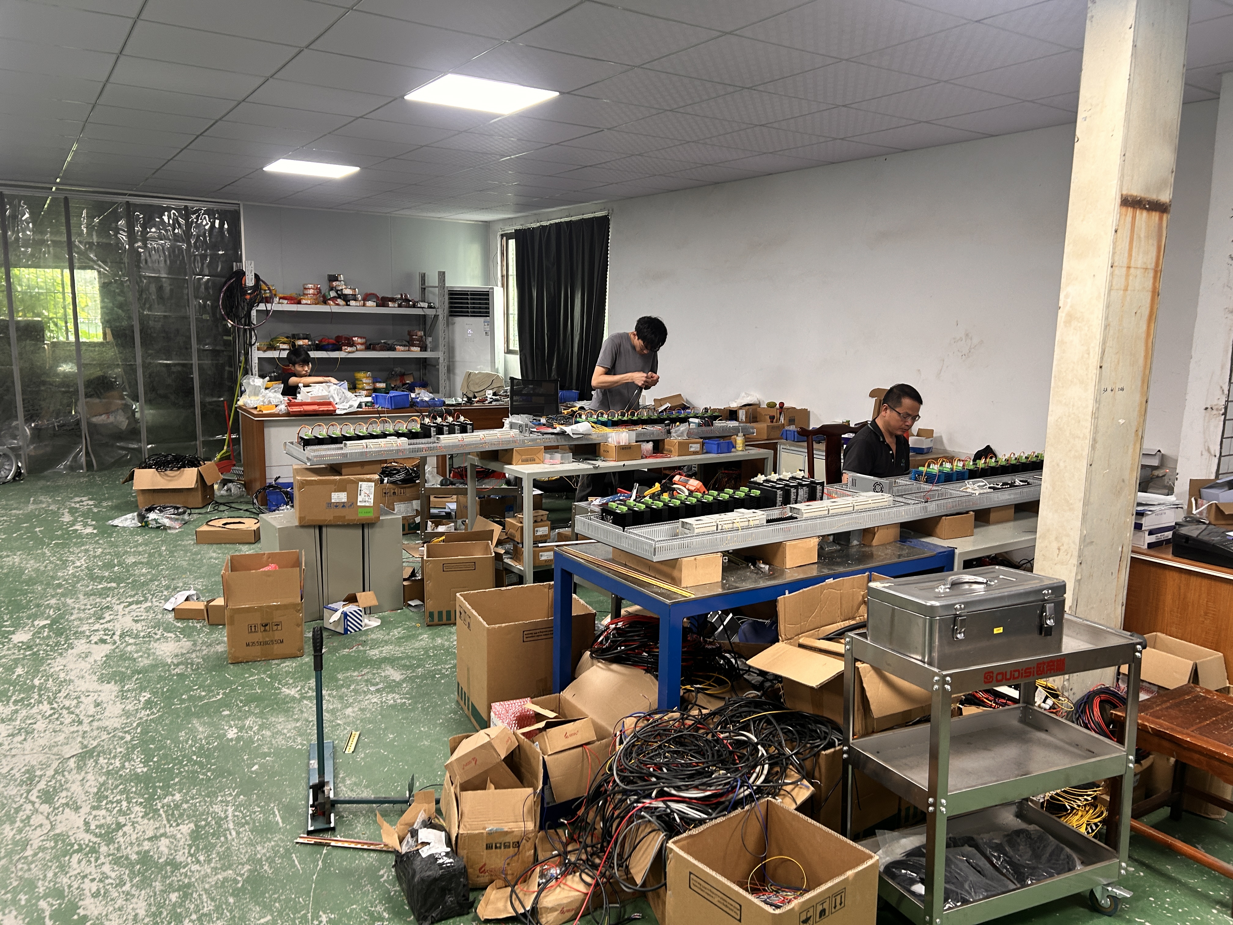 Solar module manufacturing environment for BC cell string production