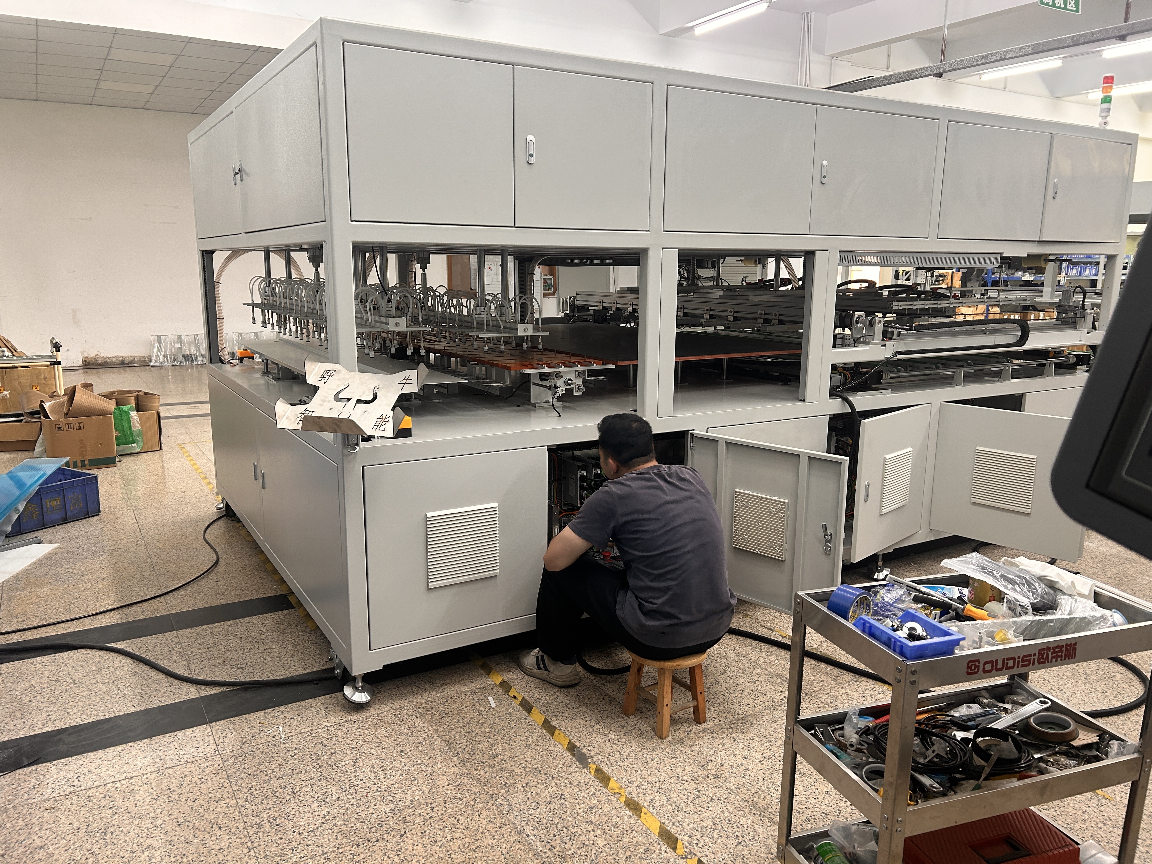 Layup-Bussing Integrated Machine