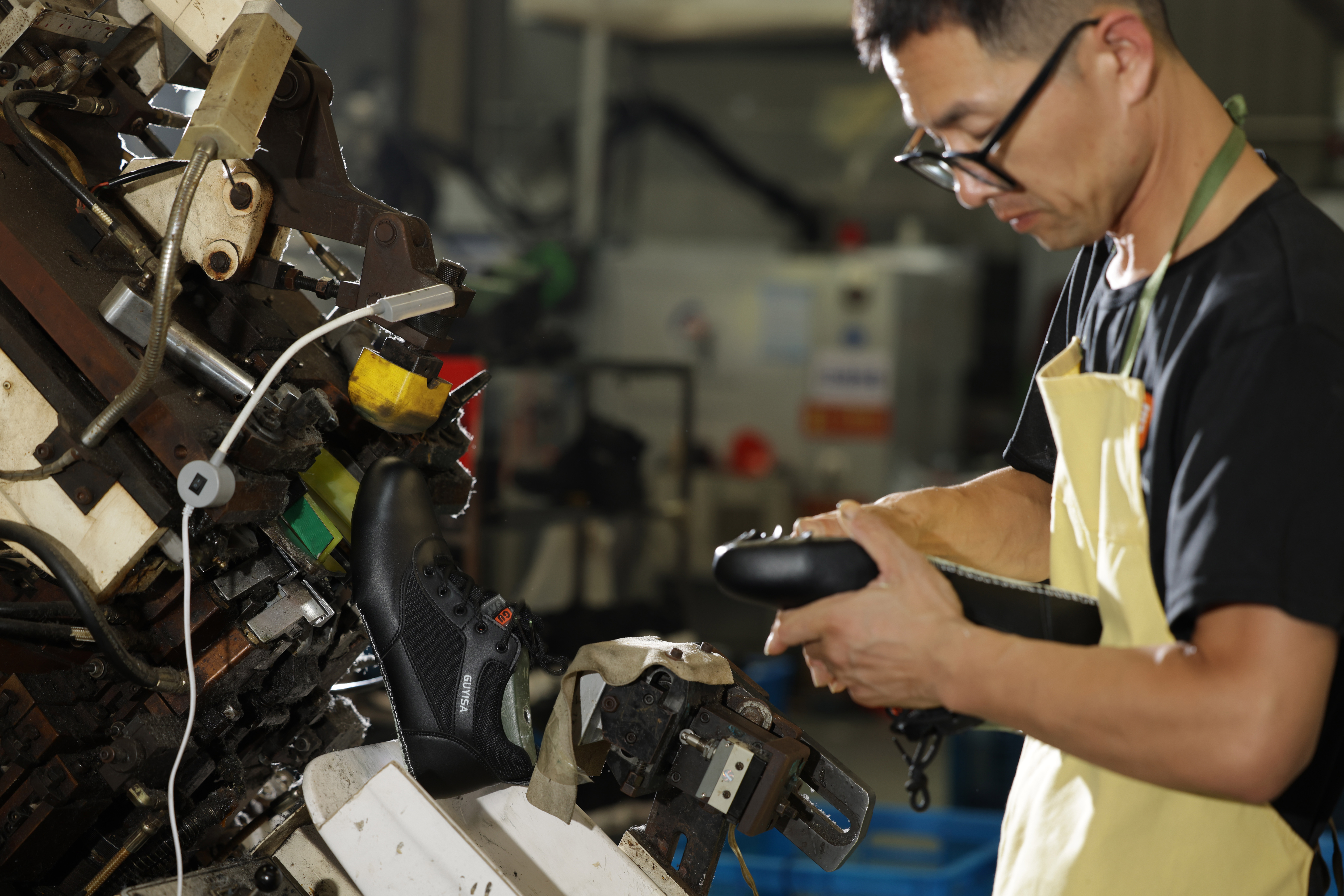 workshop-lasting-machine-operation