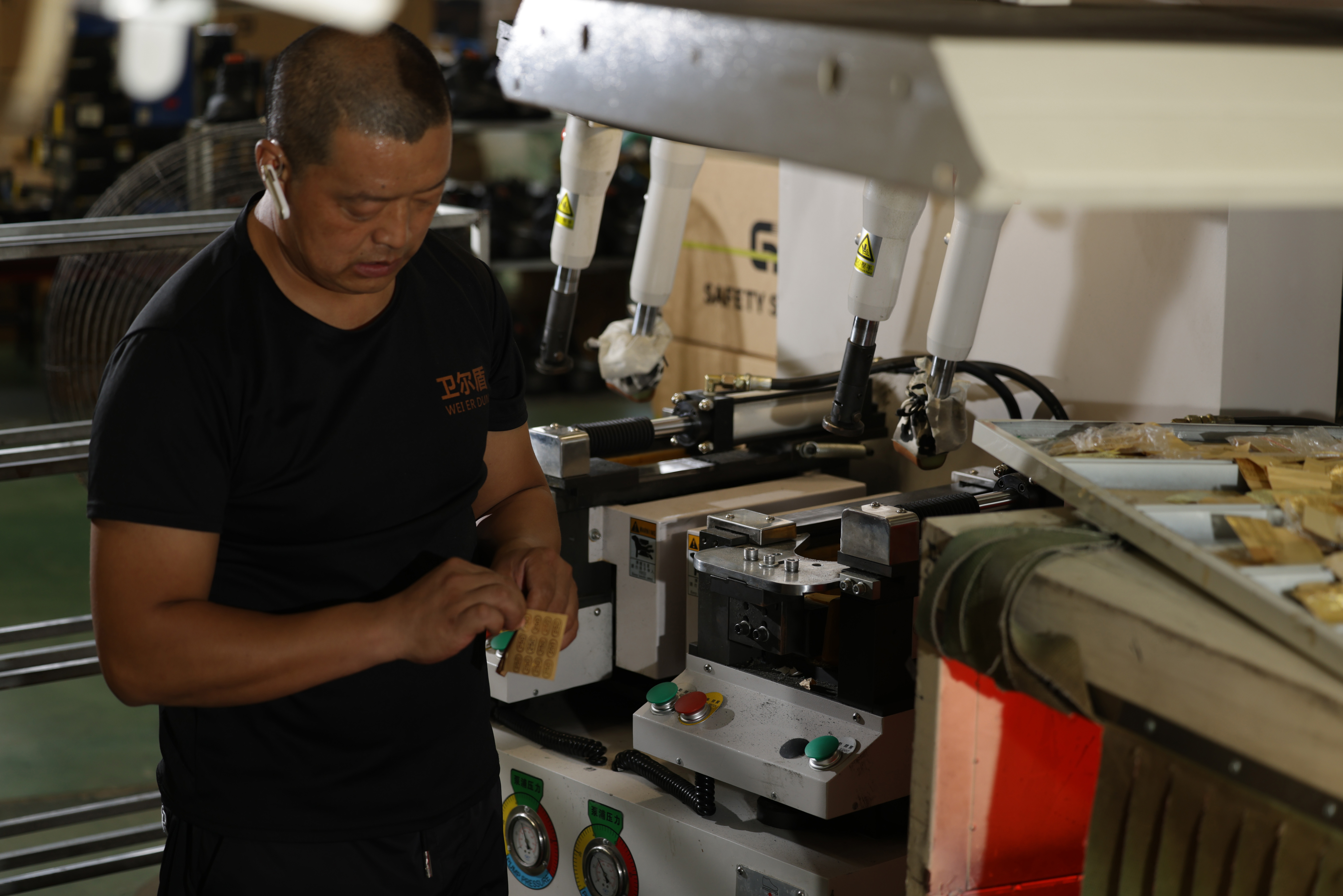 workshop-operator-automatic-machine