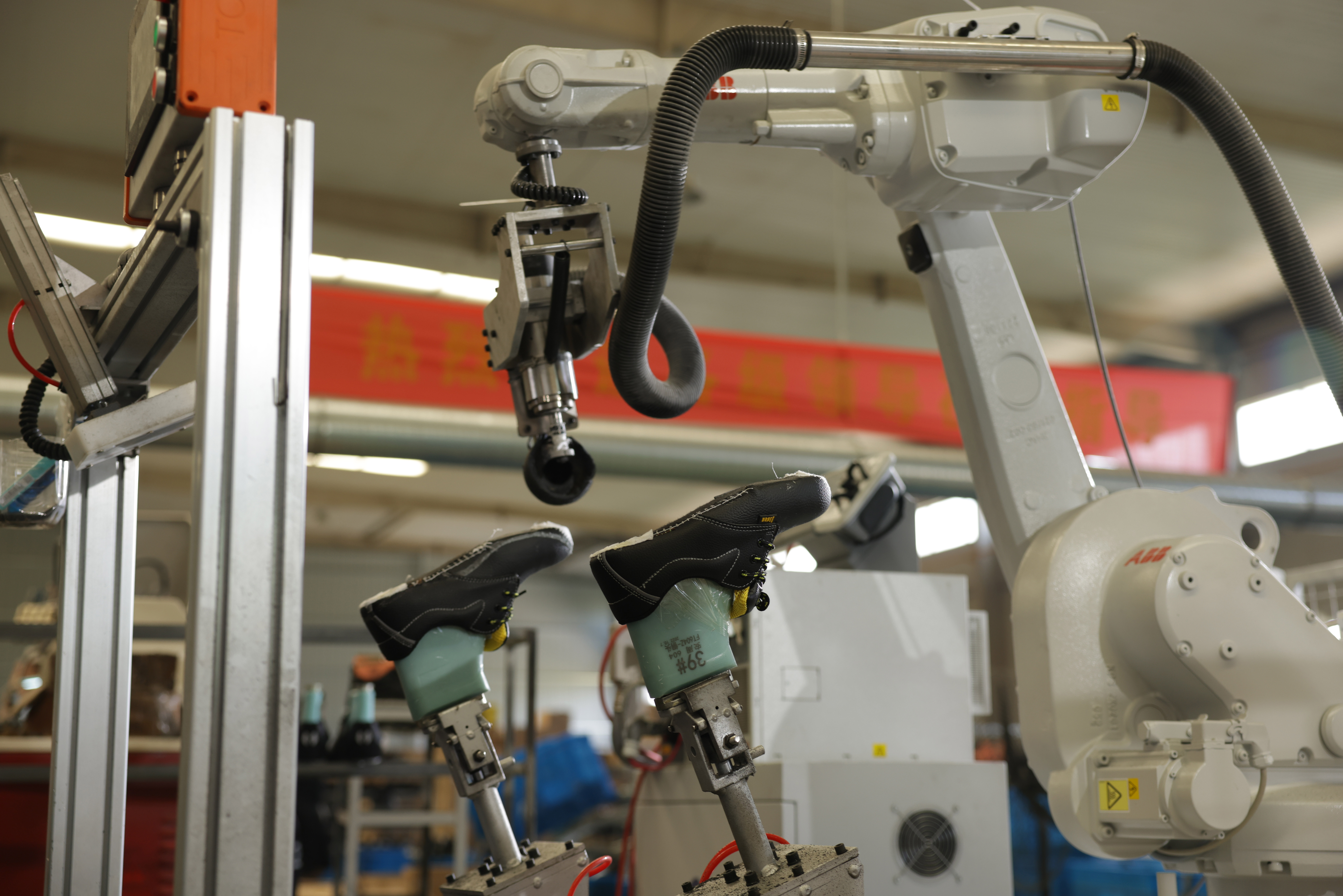 robotic-arm-automated-shoe-line