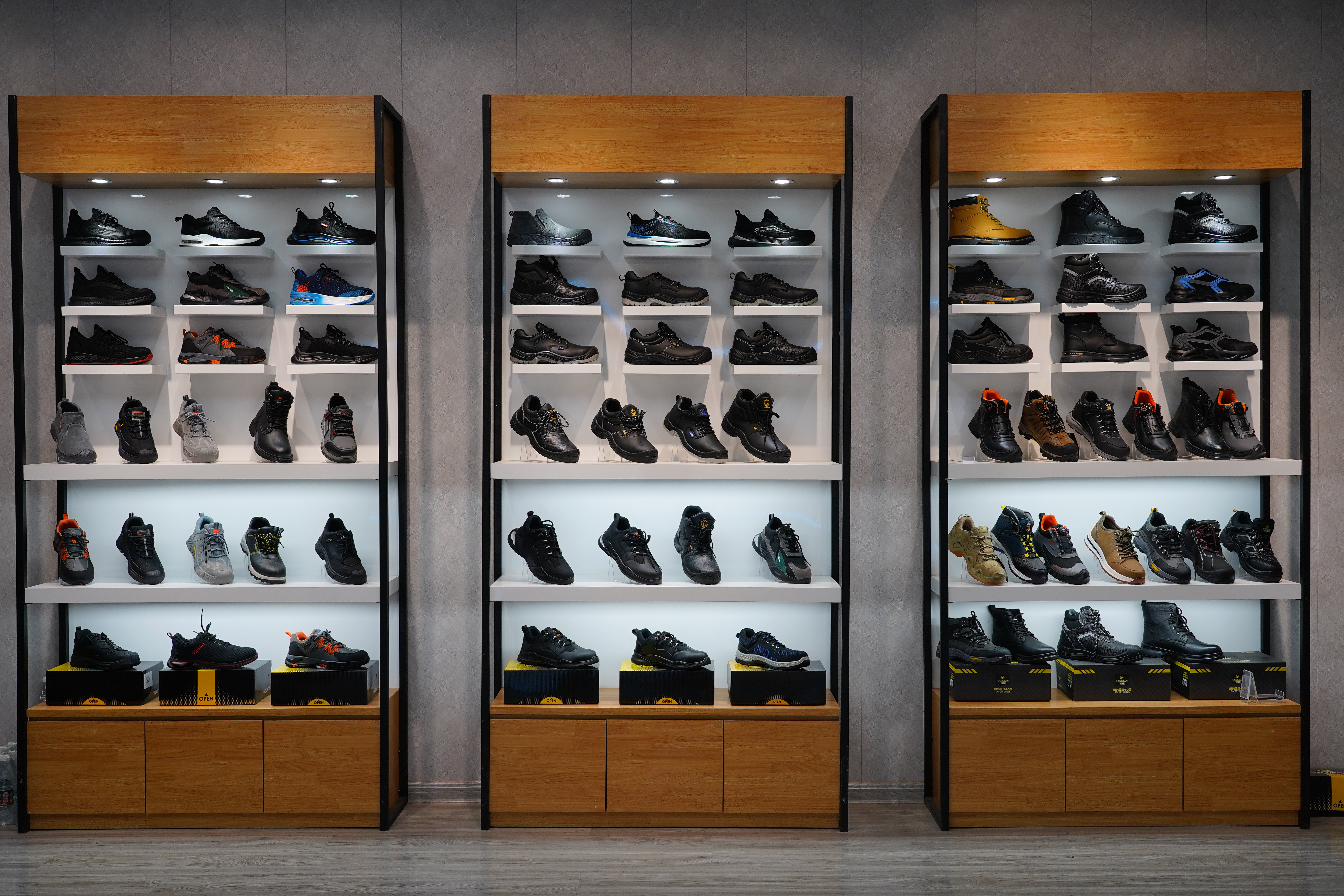 display-cabinet-safety-shoes-showroom