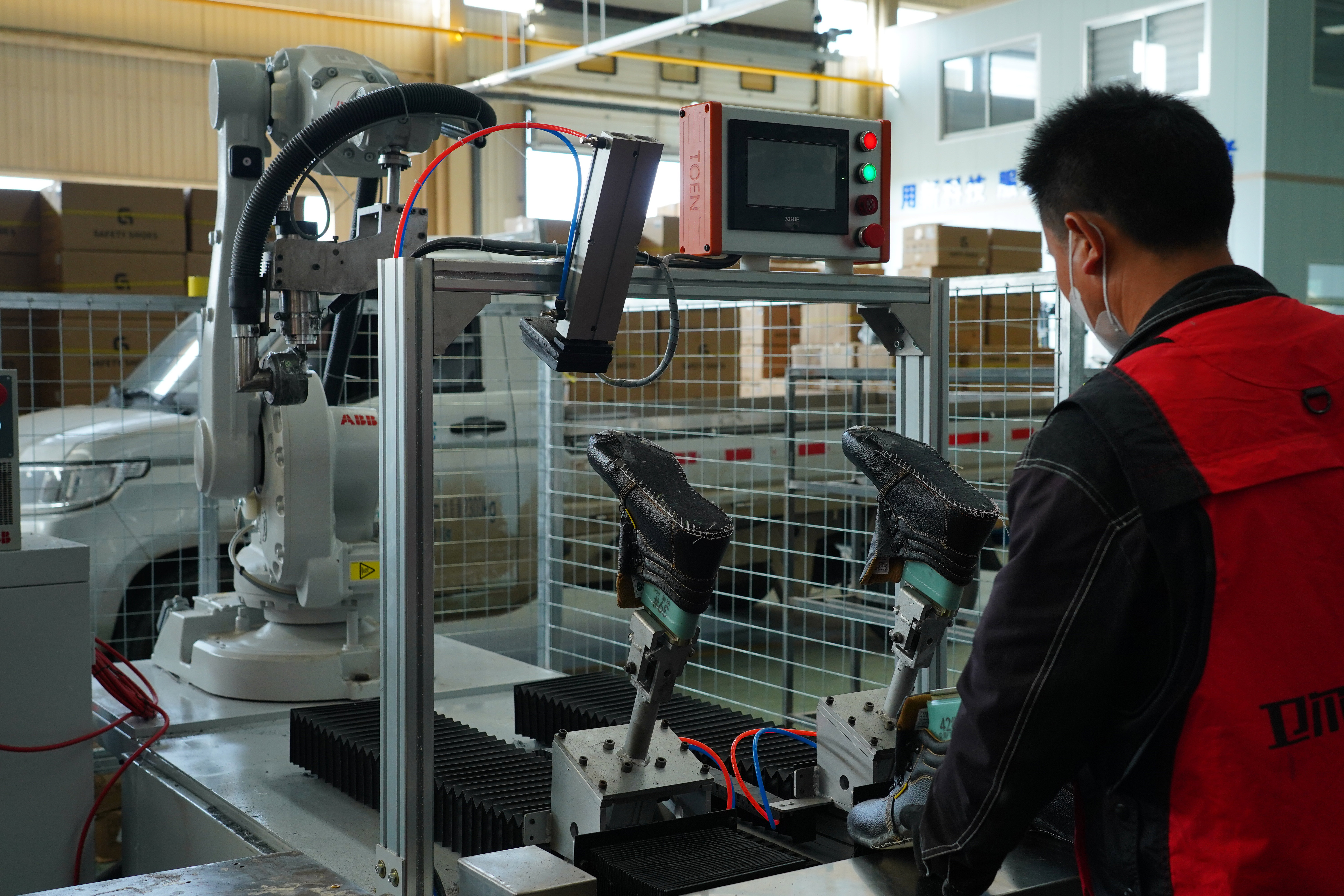 robot-arm-workstation-operator