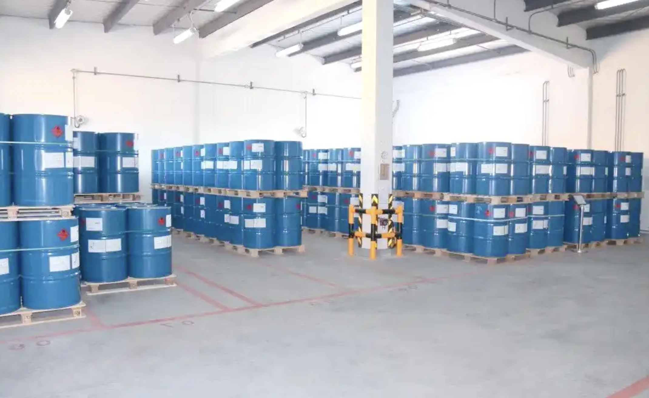 Bagged fertilizer additives in warehouse storage, illustrating caking risk during storage and handling