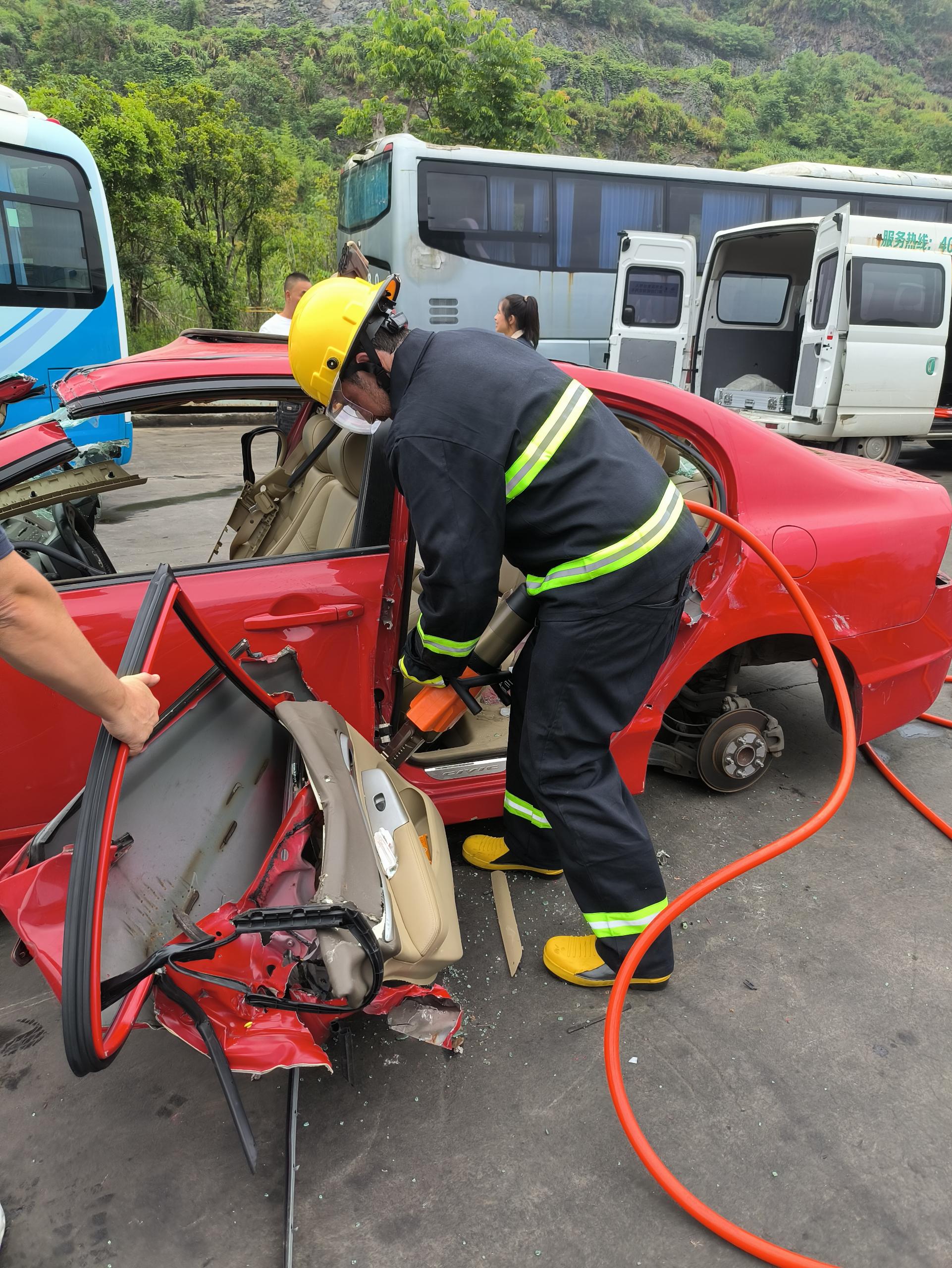ode multi-purpose combi tool suitable for vehicle extrication and breaching. 
