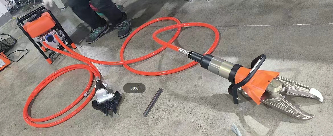 ode This dual-output gasoline hydraulic power pump is specially designed to support fire rescue hydraulic breaching tools, providing stable power supply for various emergency rescue operations.