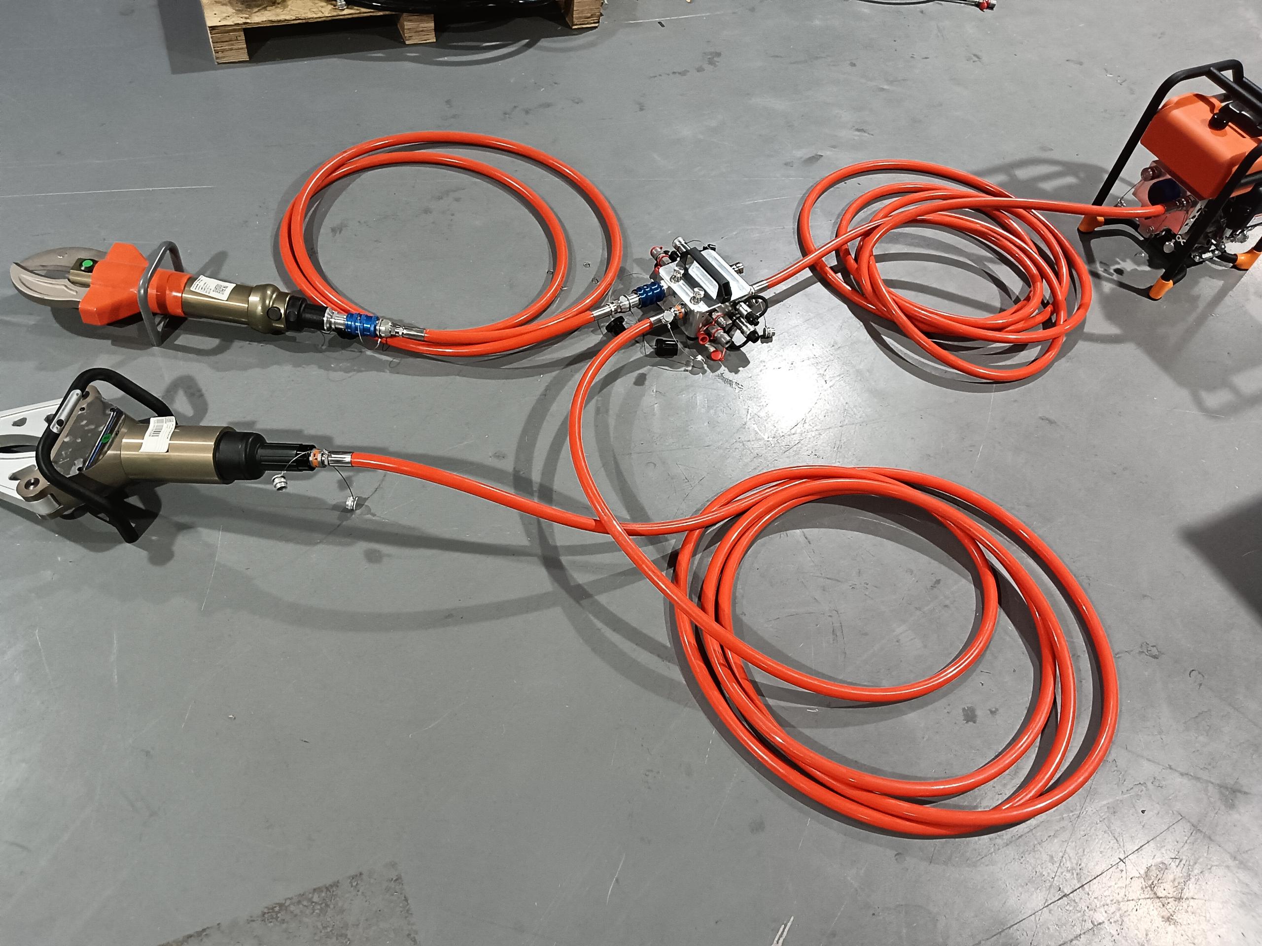 ode This dual-output gasoline hydraulic power pump is specially designed to support fire rescue hydraulic breaching tools, providing stable power supply for various emergency rescue operations.