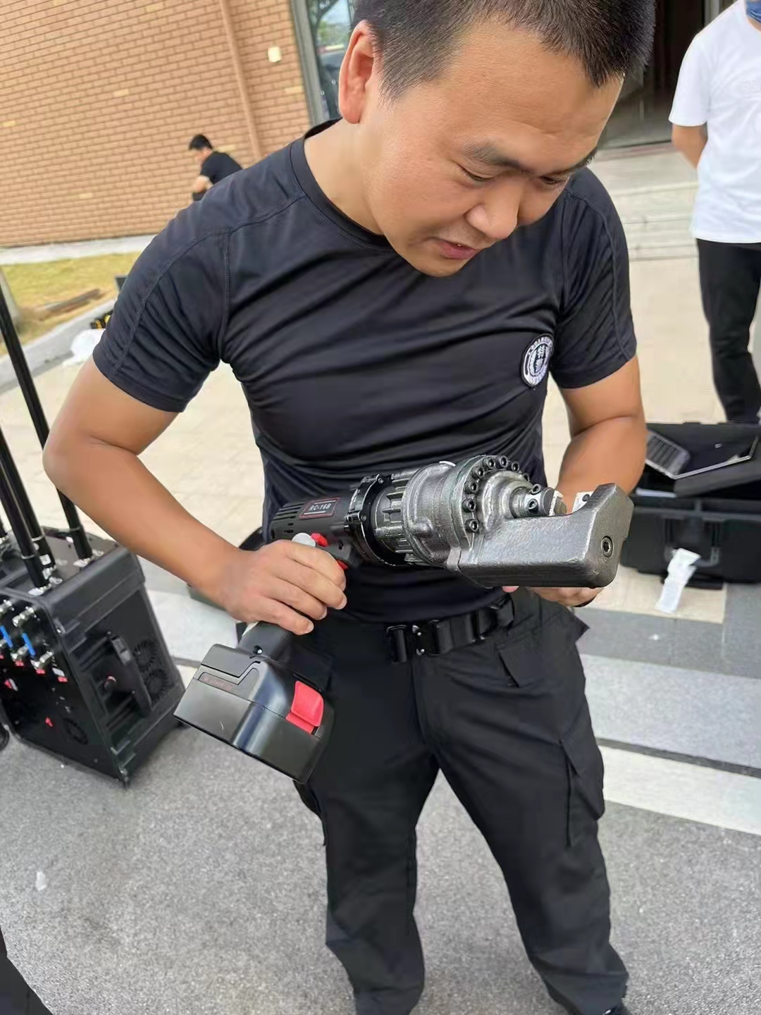 Fire department testing ODE Cordless rebar cutter RC-20B 