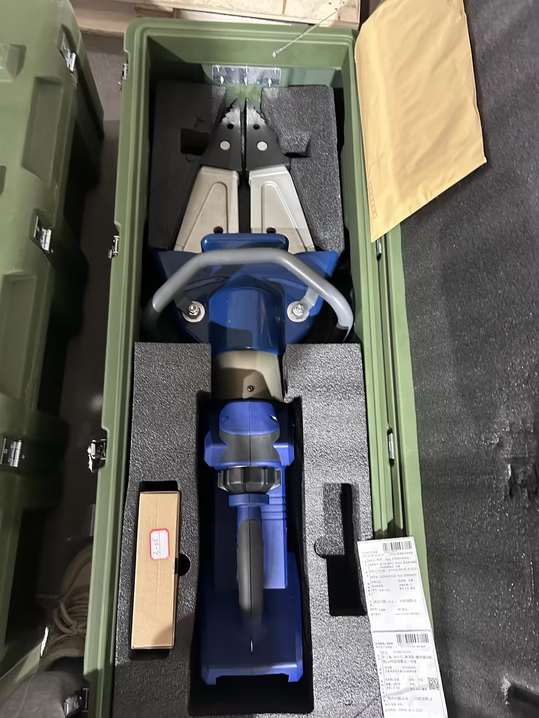 ODE Battery spreader SP725-E packed in military-green engineering case.
