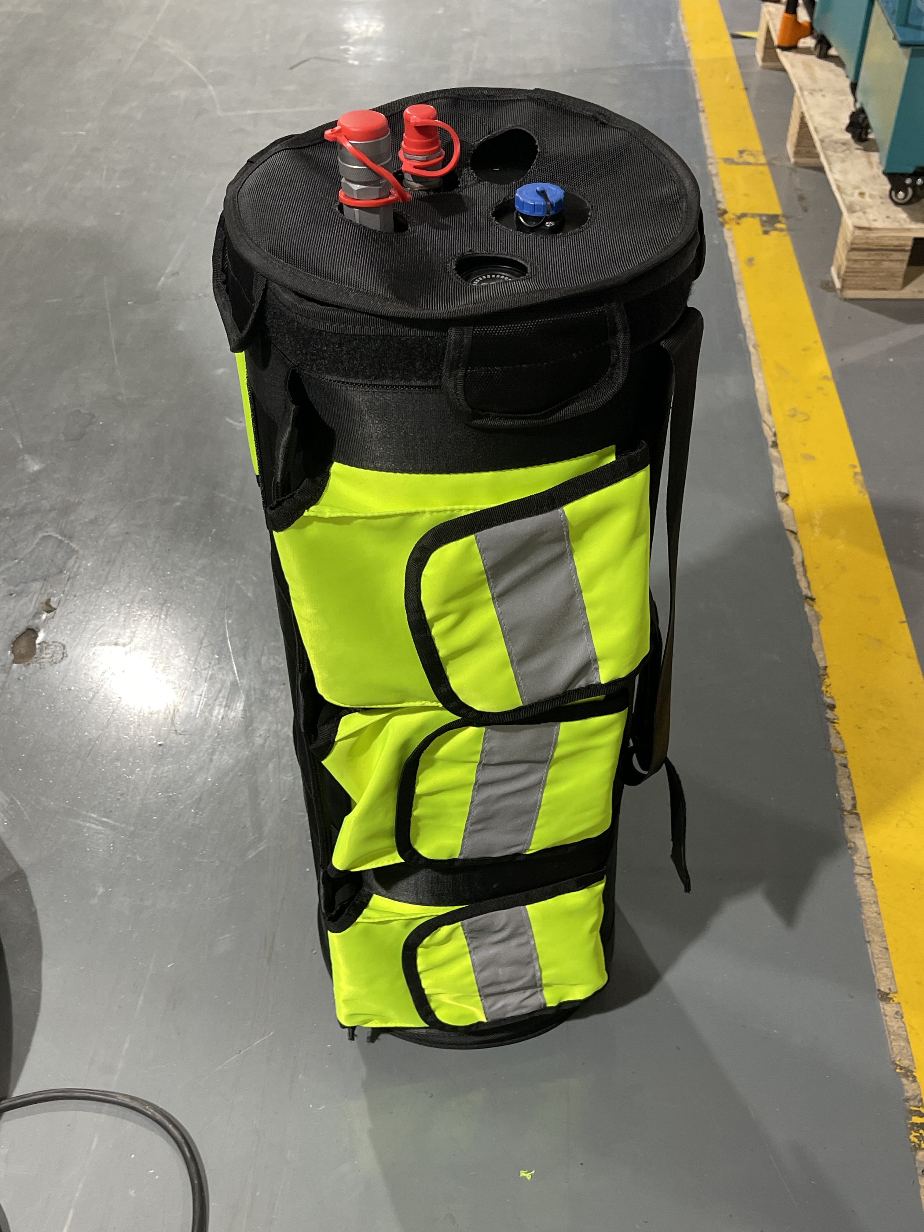 Amphibious rescue tool set pump P610AES supports wireless remote control.