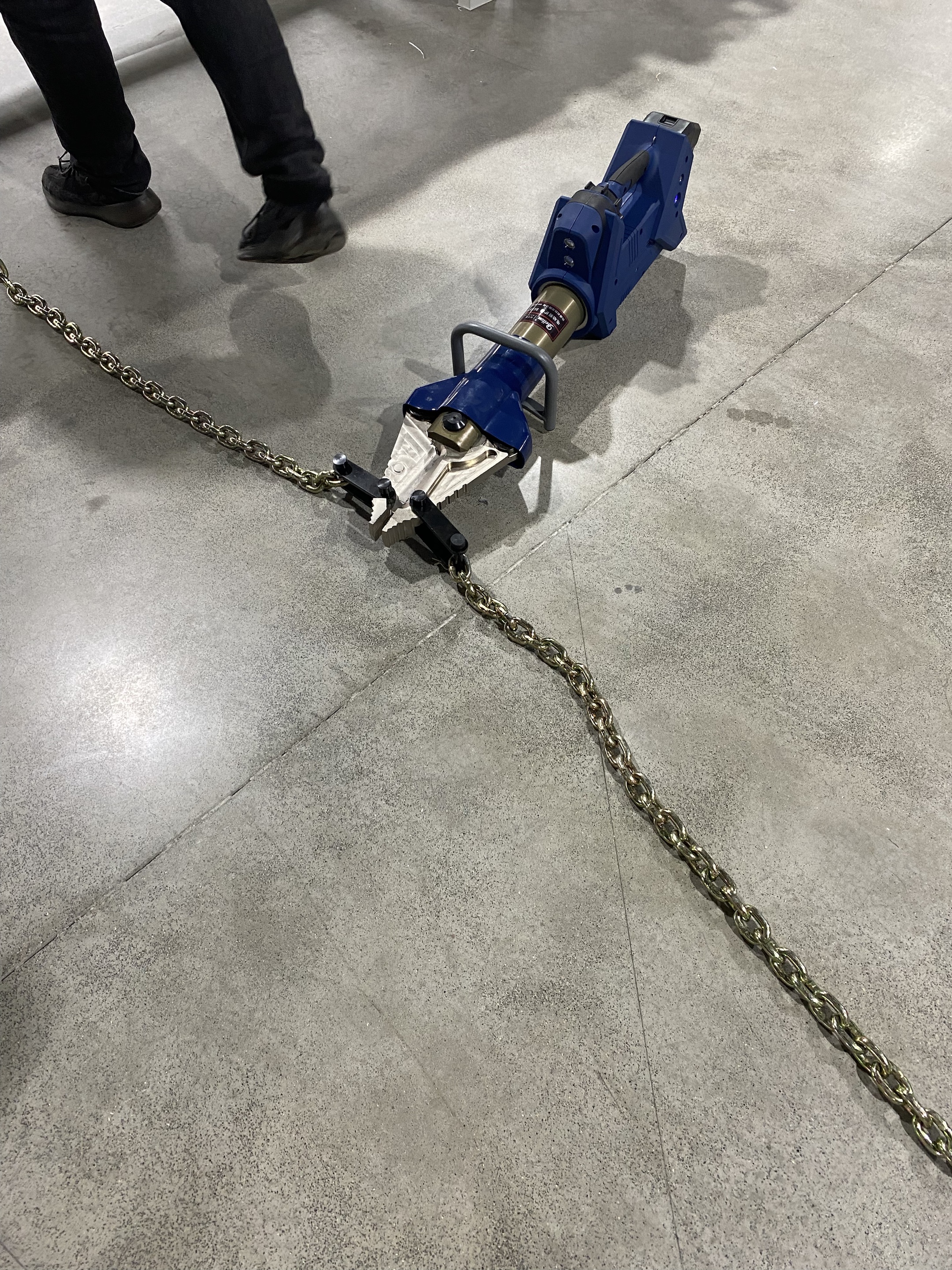 ODE Battery spreader SP725-E matched with pulling chain to perform towing in vehicle rescue.