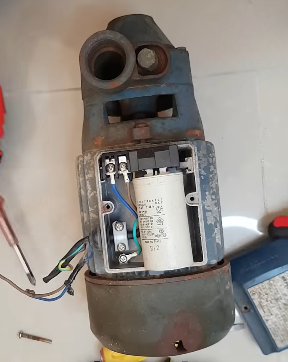 Motor capacitor replacement and inspection in service conditions