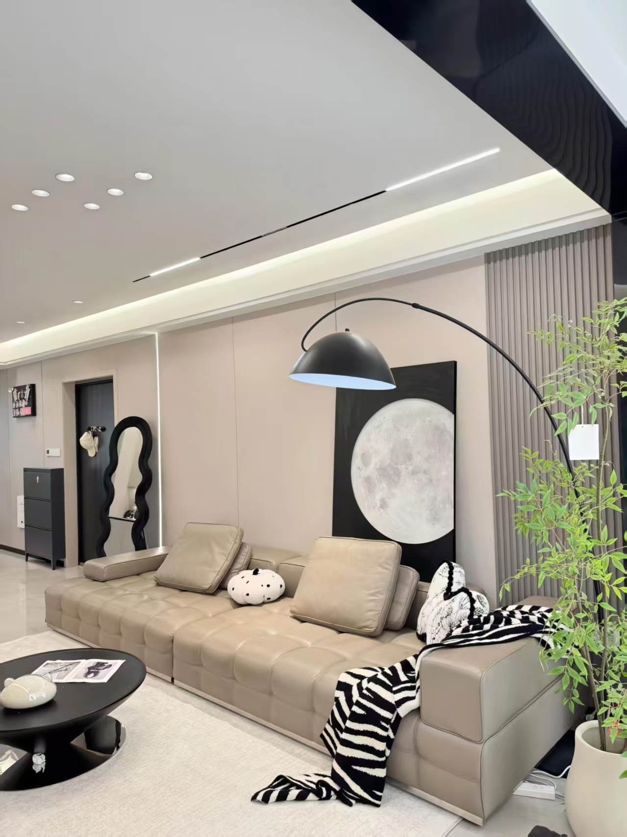 Interior living room with light beige integrated wall panels and a grey vertical fluted slat accent wall