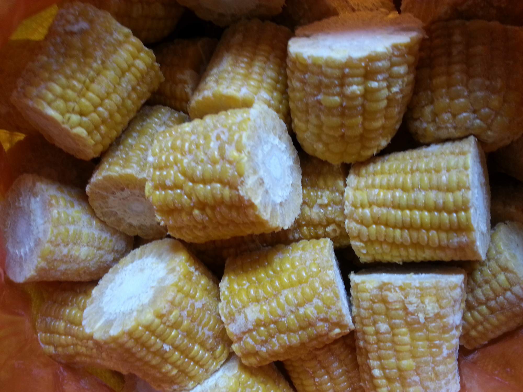 Freshly frozen corn sections
