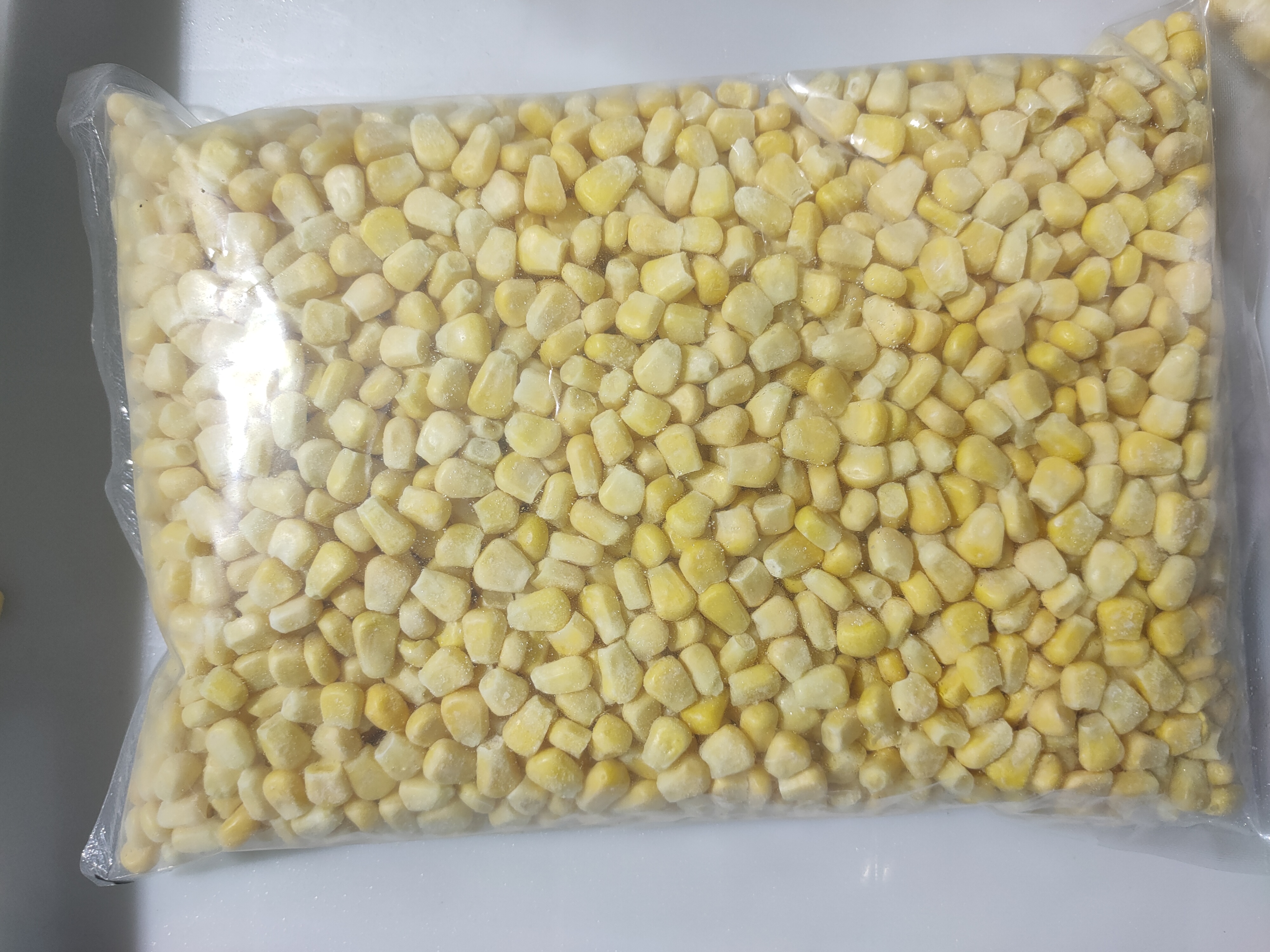 Sealed packaging of frozen corn kernels