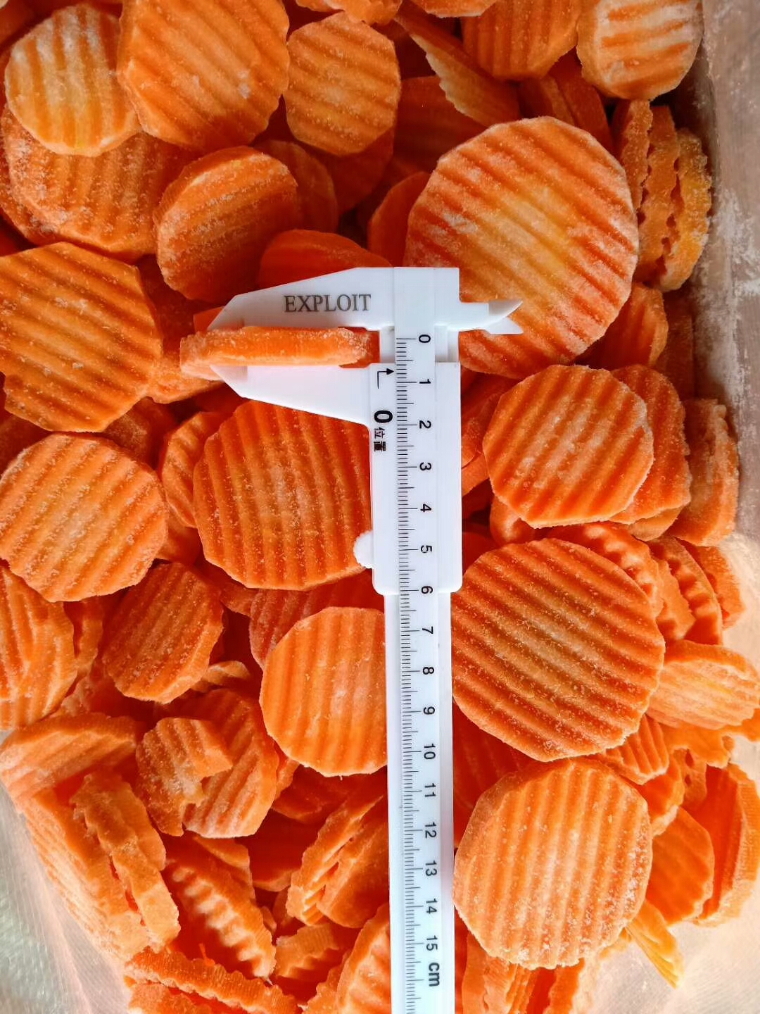 Standard thickness frozen carrot slices