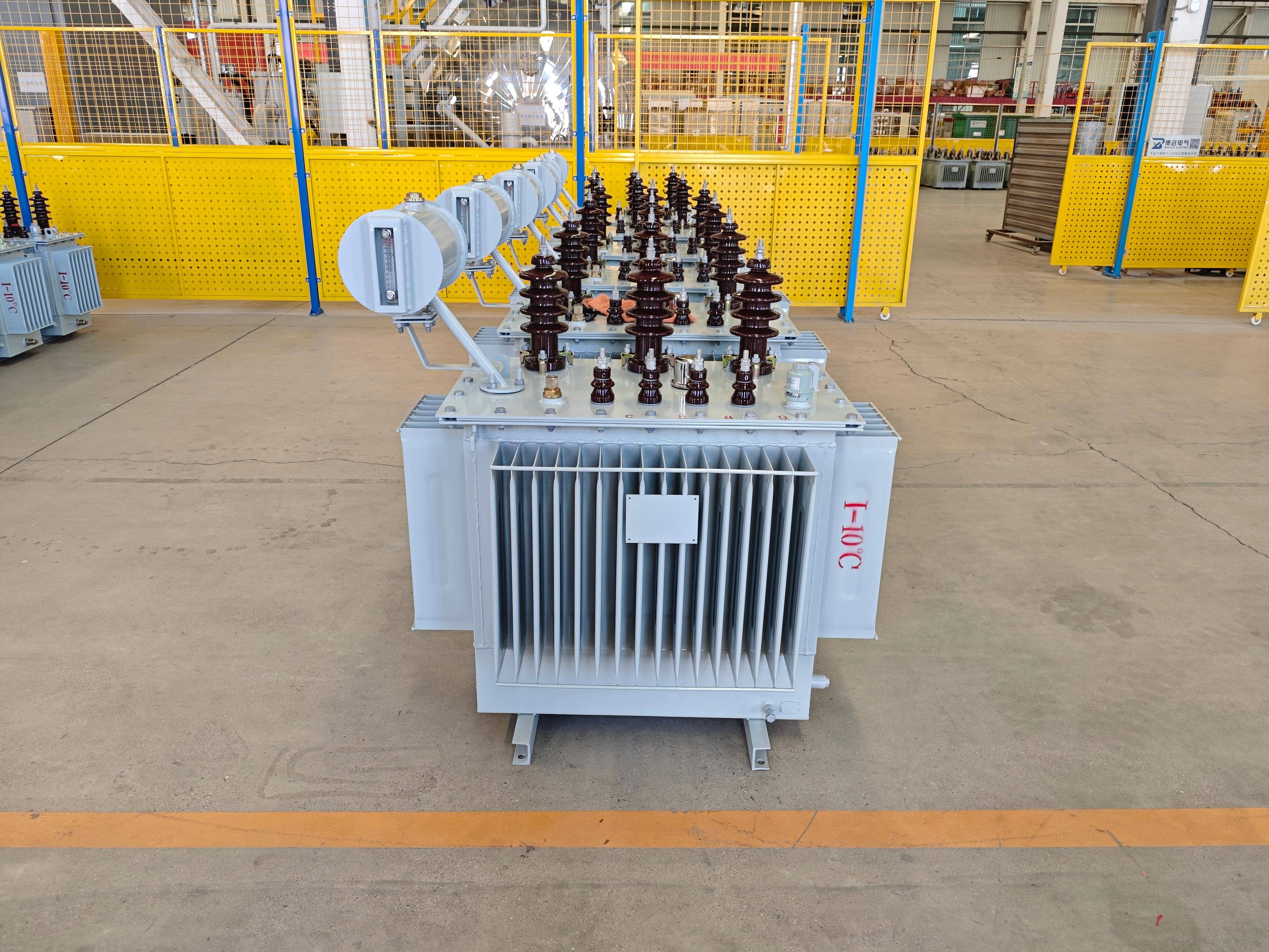 Conservator-type oil-immersed distribution transformer fitted with an external oil conservator tank to accommodate changes in insulating oil volume during operation. This transformer design is used in medium-voltage distribution networks, utility substations, industrial facilities, and electrical power supply systems requiring liquid-filled transformer equipment.