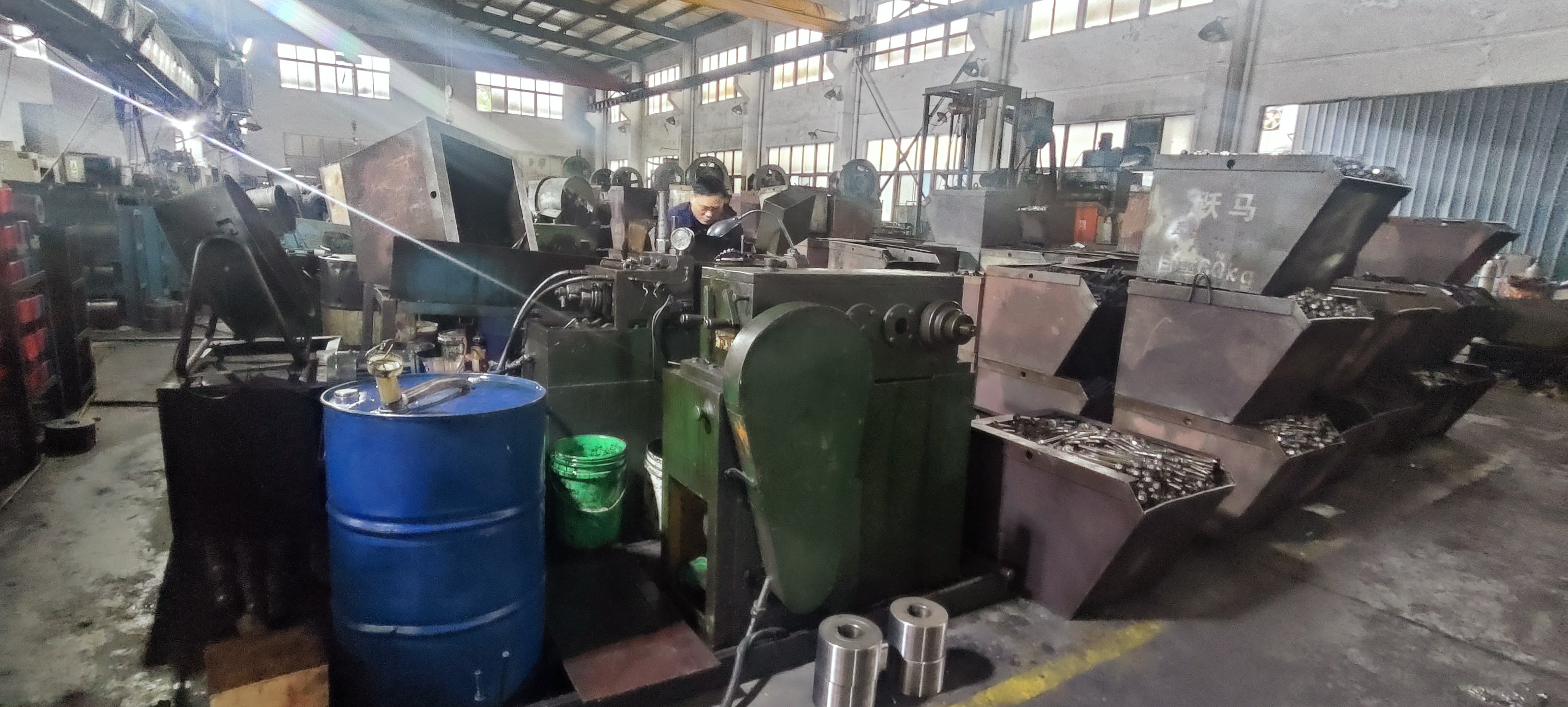 Thread rolling machine used in transmission tower bolt production