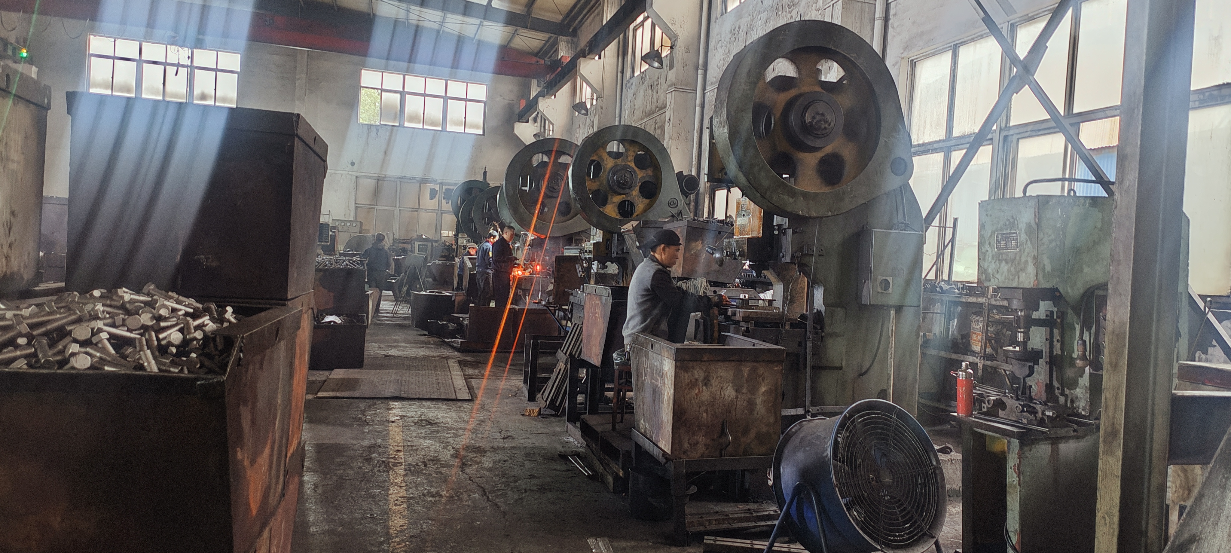 Yuema-Fastener-Hot-Forging-Machine-Workshop